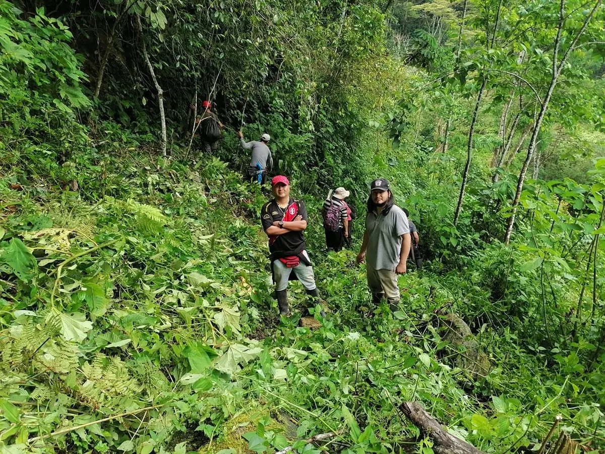 Equipo de G & A en reconocimiento de campo de un recurso turístico