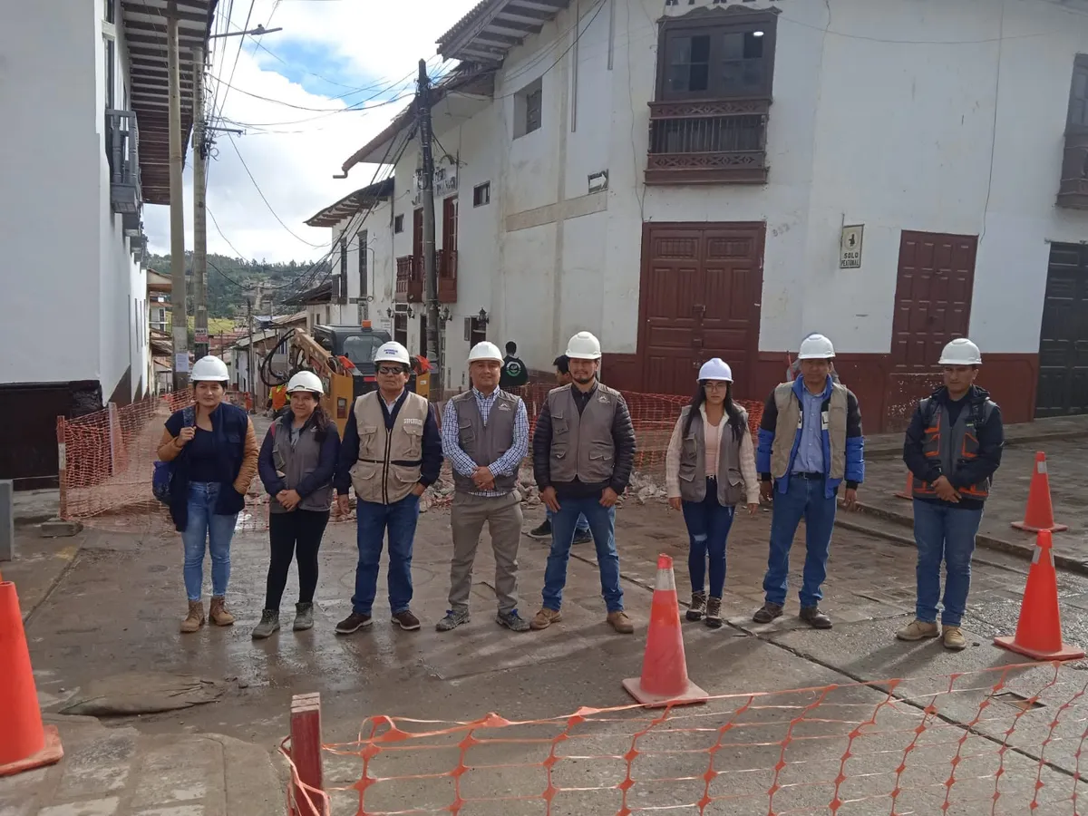 Equipo de G & A en supervisión de campo en el centro histórico
