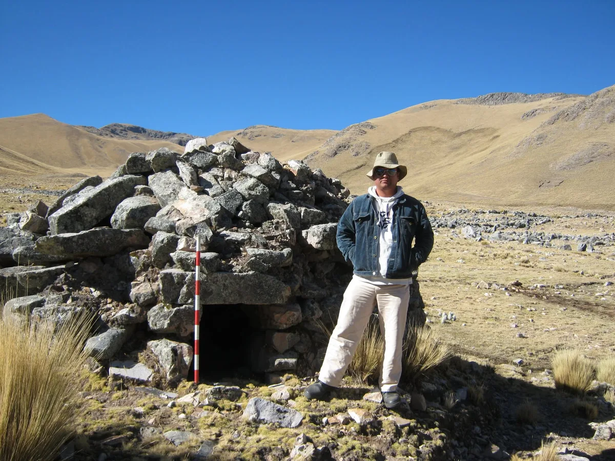 Registro de una estructura arqueológica en trabajo de campo